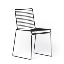 Diner stol eller Spisebordsstol udført med en pulverlakeret overfladebehandling eller i rustfri elektropoleret tråd. Stolen er stabelbar.